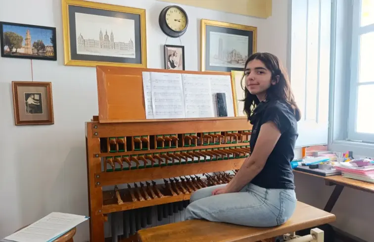 Jovem de 15 anos a tocar carrilhão